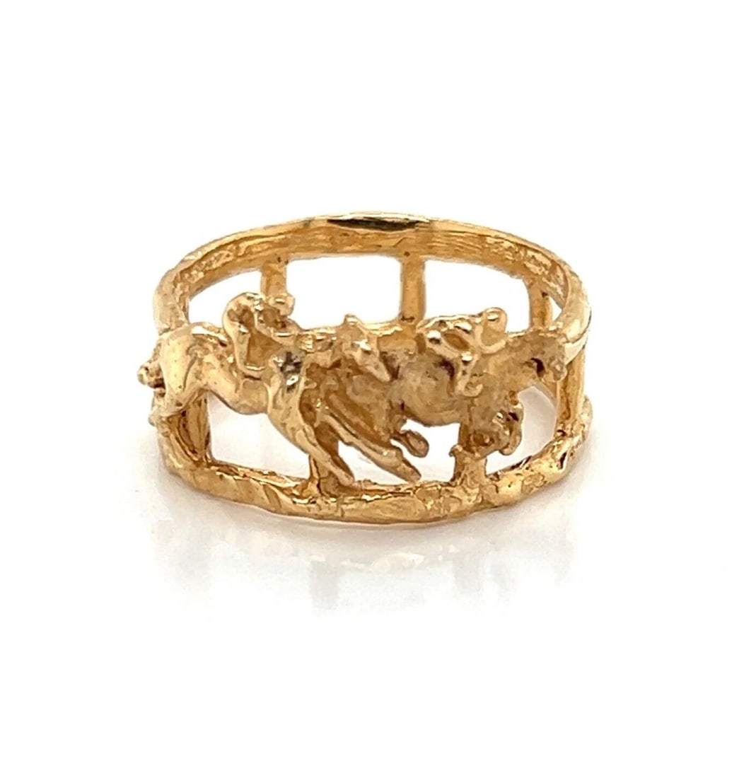 LISA PERRY 14K YELLOW GOLD JOCKEY & HORSE WIDE BAND RING (1 of 4)