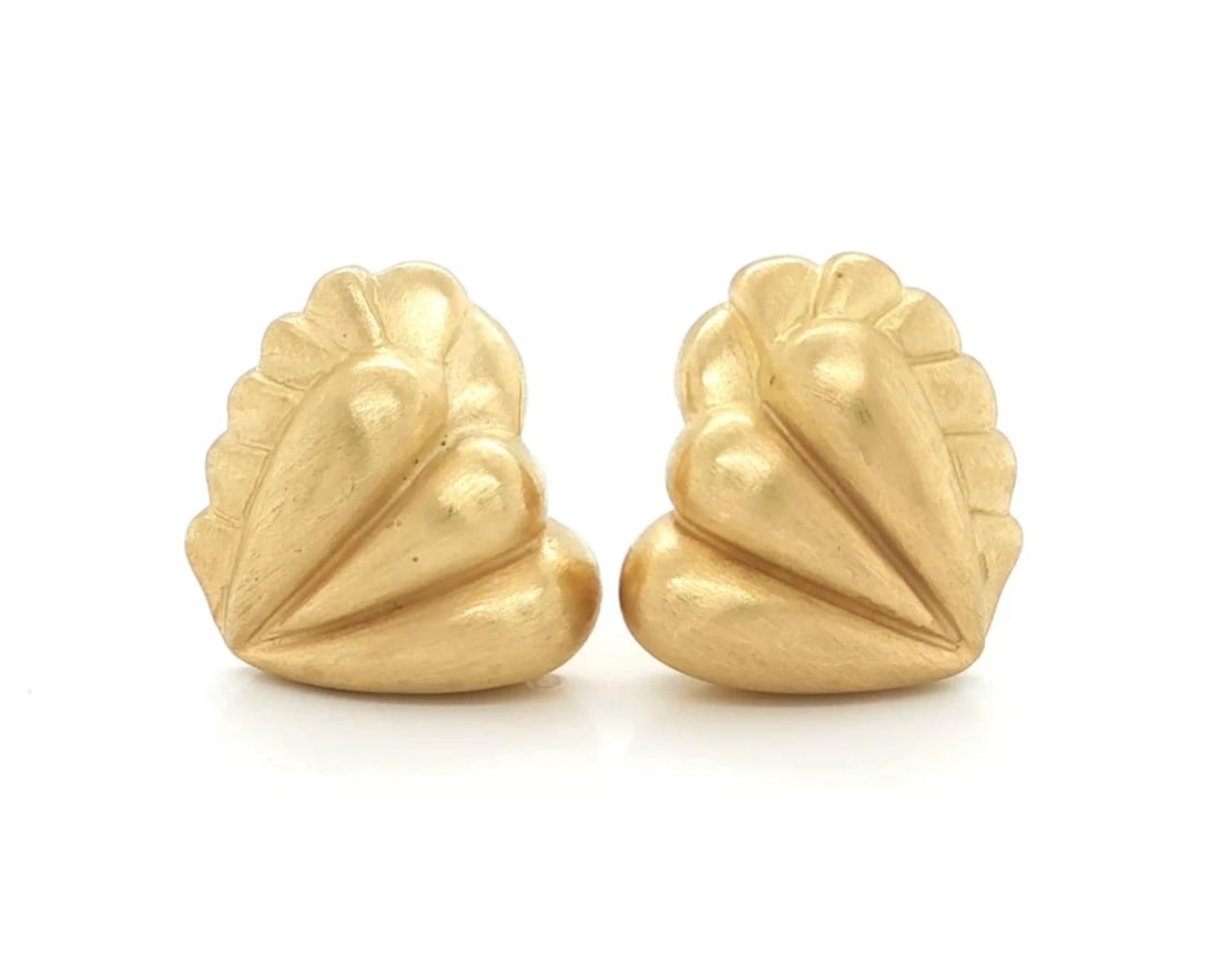 KIESELSTEINCORD VINTAGE SHELL HEART HUGGIE EARRINGS: KieselsteinCord Vintage Shell Heart Huggie Earrings Brand: Kieselstein-Cord Type: Earrings Material: 18k Yellow Gold Color: Yellow Size: Measurements: 1" long x 1.09" wide x 0.35" high Accessorie