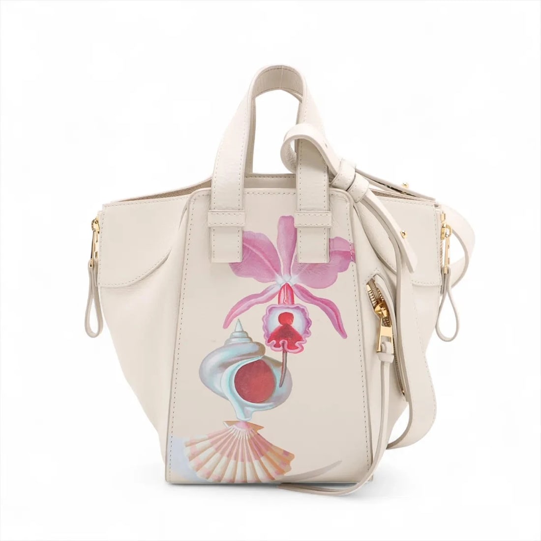 LOEWE X MARUHA MARJO HAMMOCK COMPACT 2 WAY HANDBAG: Loewe x Maruha Marjo Hammock Compact 2 Way Handbag Brand: Loewe x Maruha Marjo Type: Hand bag Material: Leather Color: White Size: Height:8.1inch Length:5.7inch Depth:7.9inch Handle height:3.7inch