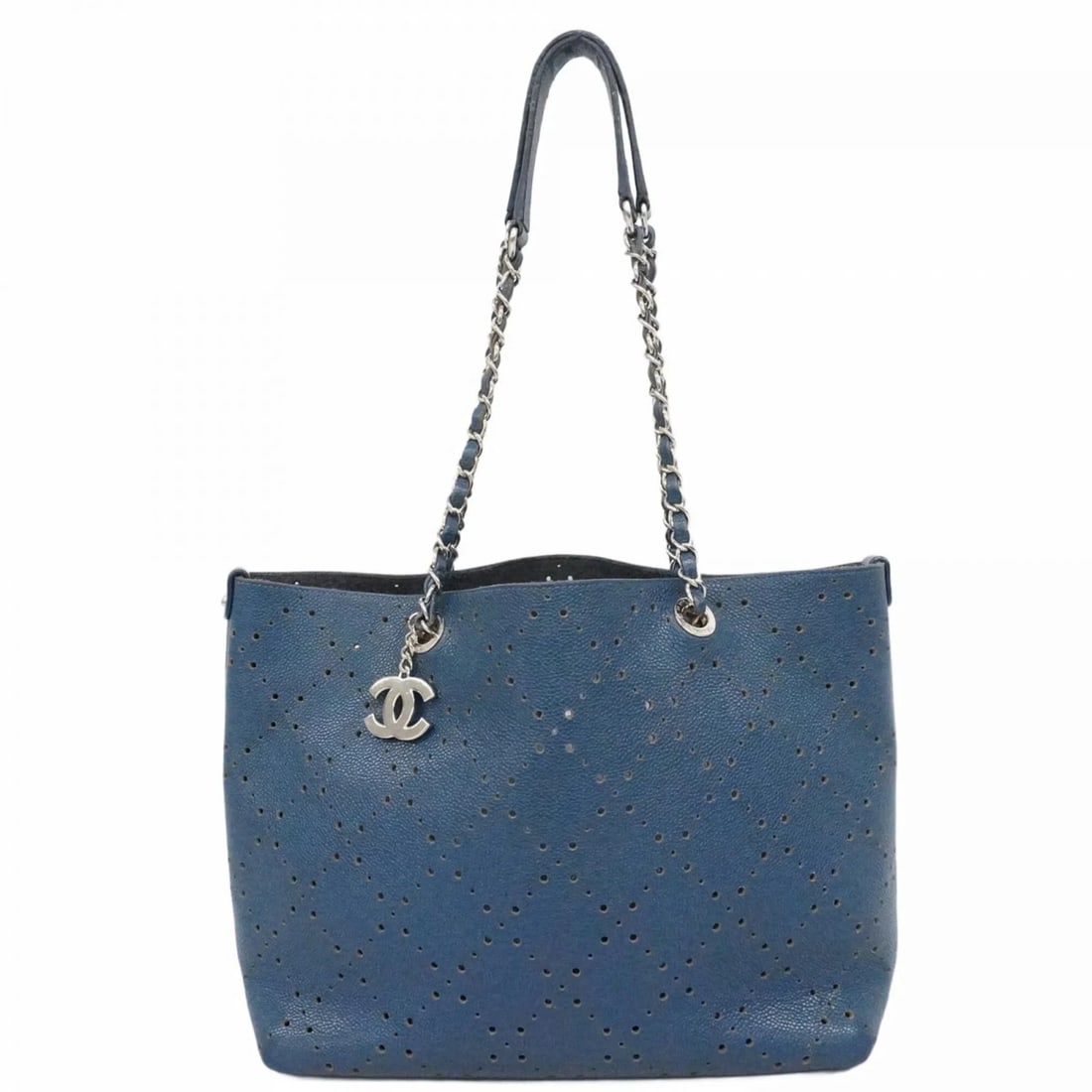 CHANEL TOTE BAG/CHAIN TOTE, PERFORATED CAVIARSKINLEATHER: Chanel Tote Bag/Chain Tote, Perforated CaviarSkinLeather Brand: Chanel Type: Tote bag Material: Grained Calfskin Color: Navy Size: Size (HxWxD) 24cm x 29cm x 12cm / 9.44'' x 11.41'' x 4.72'' Acces