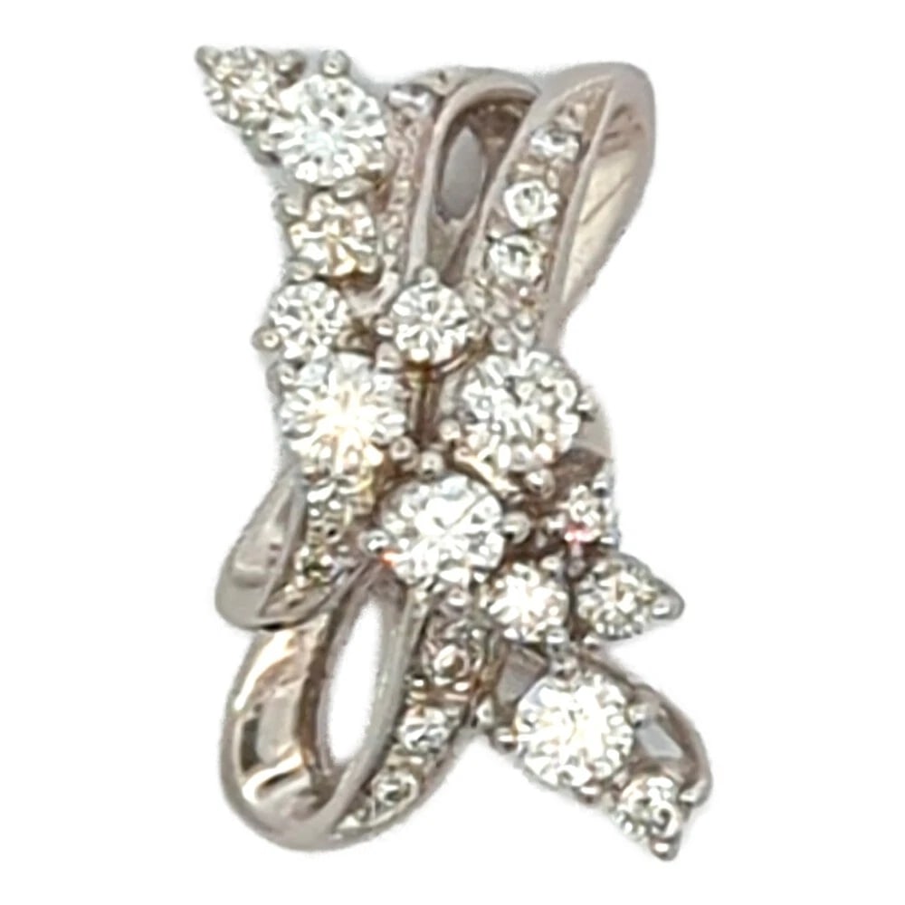 DIAMOND RIBBON PENDANT TOP PT900: Diamond Ribbon Pendant Top Pt900 Brand: Bespoke Design Type: Pendant Material: Pt900 Diamond, Main Stone/Creation Main Stone Diamond Color: Platinum Size: H: 23.9 mm Size W: 12.9 mm Size D: 10.7 mm