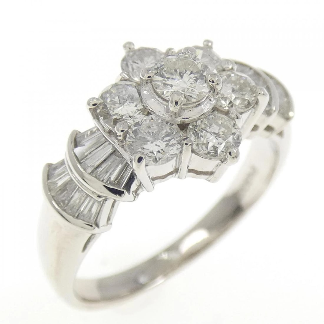 PT900 DIAMOND RING: PT900 Diamond Ring Brand: Unbranded Type: Diamond Ring Material: Platinum900, Main Stone/Creation Natural Color: Platinum Size: US 6 Accessories: None Accessories Notice: When purchasing p