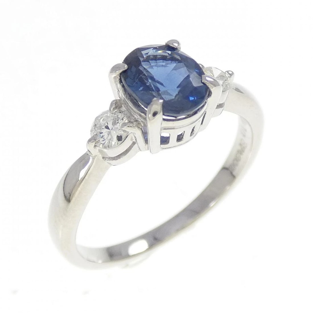 PT900 SAPPHIRE RING: PT900 Sapphire Ring Brand: Unbranded Type: Sapphire Ring Material: Platinum900, Main Stone/Creation SapphireSecondary Stone Diamond Color: Platinum Size: US 6 1/4 Accessories: None Accessories