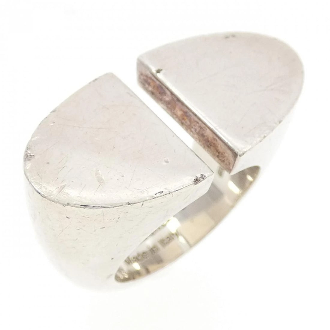 HERMES CHAINE D'ANCRE INITIAL RING: Hermes Chaine d'Ancre Initial Ring Brand: HERMES Type: Ring Material: 925Silver, Color: Silver Size: US 5.5(50) Accessories: None Accessories Notice: When purchasing pre-owned goods, pleas