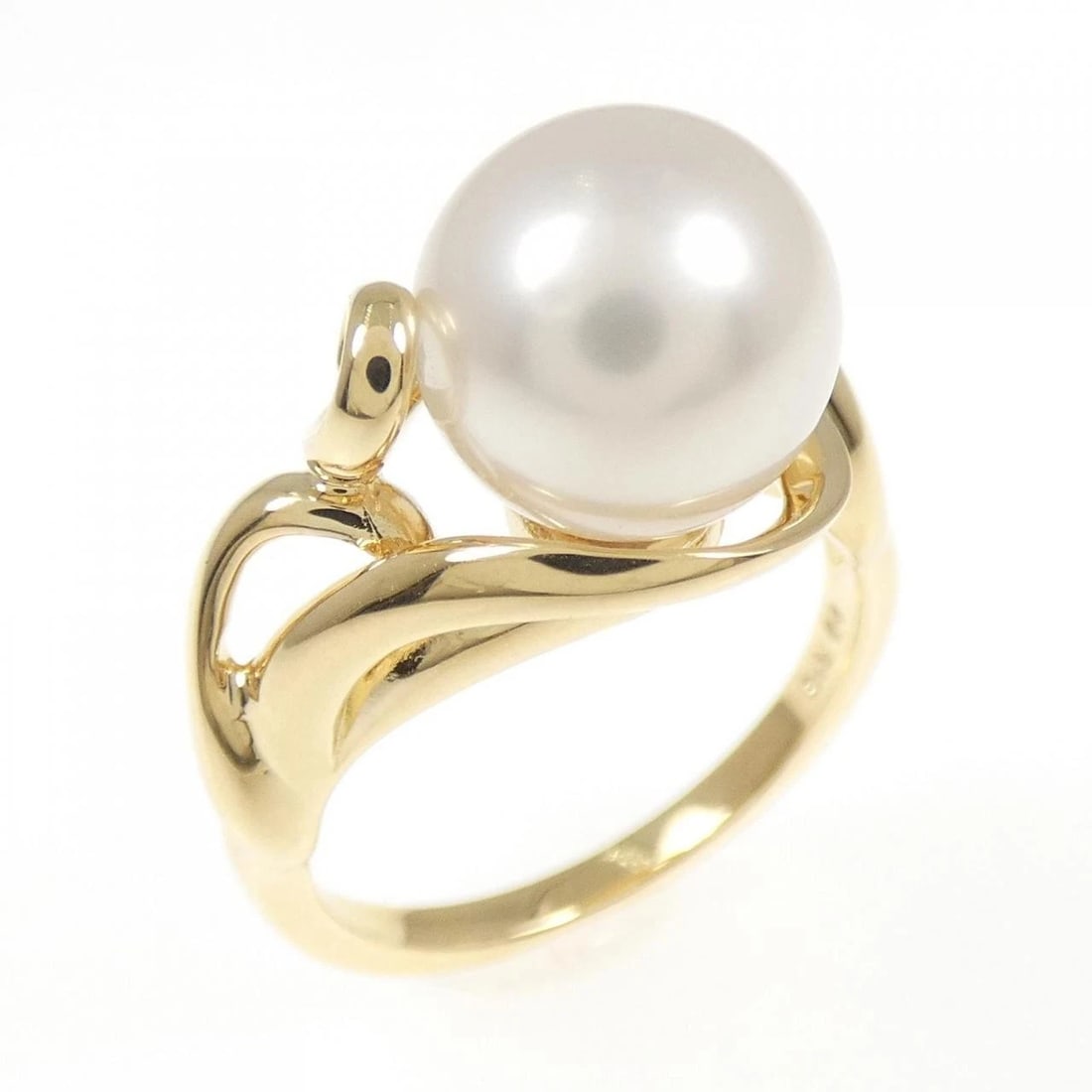 TASAKI WHITE BUTTERFLY PEARL RING: Tasaki White Butterfly Pearl Ring Brand: TASAKI Type: Ring Material: K18 yellow gold, Main Stone/Creation White Butterfly Pearl Color: yellow gold Size: US 5 3/4 Accessories: None Accessories Notice:
