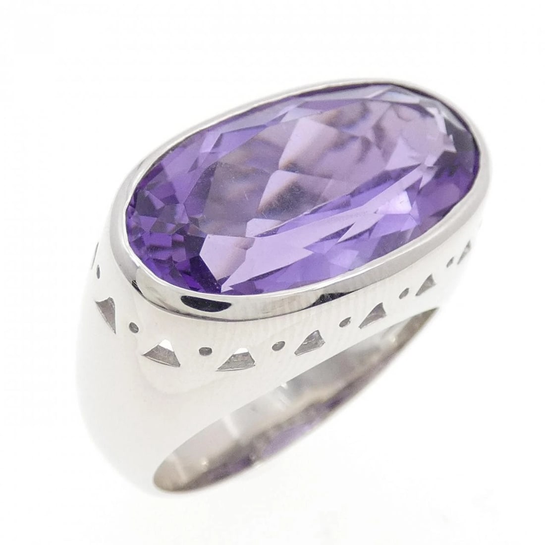 PONTE VECCHIO AMETHYST RING: Ponte Vecchio Amethyst Ring Brand: Ponte Vecchio Type: Ring Material: 750 white gold, Main Stone/Creation Amethyst Color: White Gold Size: US 6 Accessories: None Accessories Notice: When p