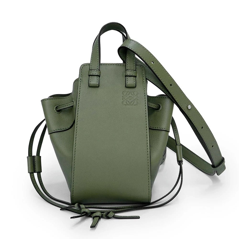 LOEWE HAMMOCK DRAWSTRING MINI AVOCADO GREEN: LOEWE Hammock Drawstring Mini Avocado Green Brand: LOEWE Type: Handbag Material: Calfskin (Cowhide) Color: Avocado Size: W: 17cm x 11cm x H: 19.5cm x D: 17cm Handle: 17.5cm Accessories: None <