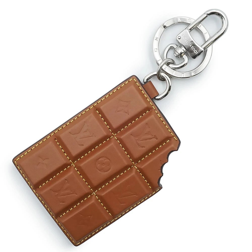 LOUIS VUITTON MONOGRAM KEYRING: LOUIS VUITTON Monogram Keyring Brand: LOUIS VUITTON Type: Handbag Material: Calfskin (Cowhide) / Monogram Color: Brown Size: W:7cm x H:9cm Total length: 15.5cm Accessories: None Accessorie