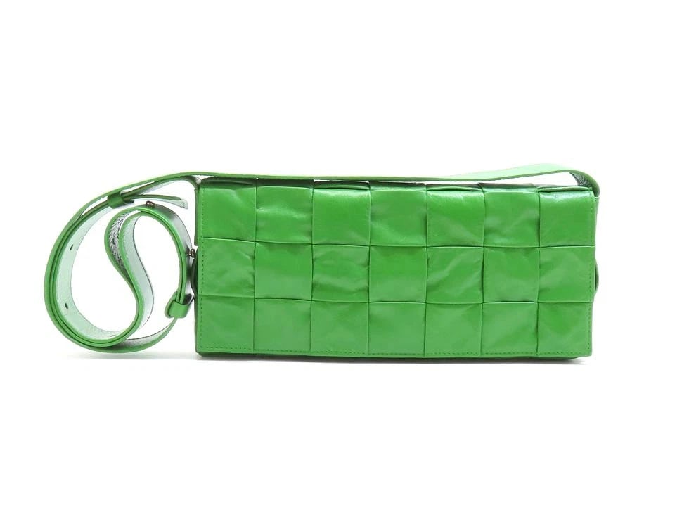 BOTTEGA VENETA THE STRETCH CASSETTE SHOULDER BAG: Bottega Veneta The Stretch Cassette Shoulder Bag Brand: BOTTEGA VENETA Type: Handbag Material: Leather Color: Green Size: D 28.5cm × H 12cm × G 4cm Accessories: None Accessories Notice: Wh