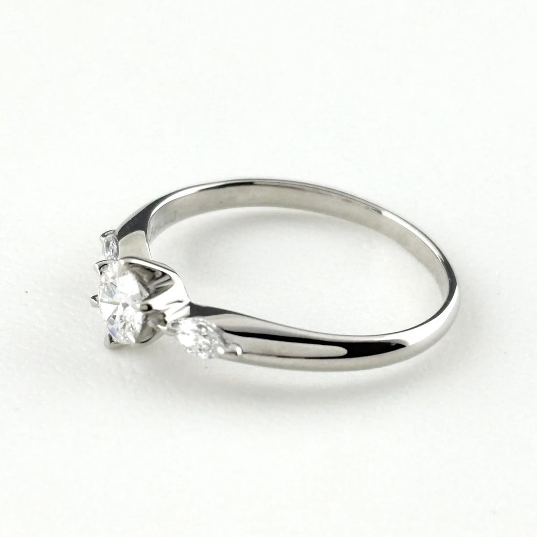 DIAMOND DESIGN RING PLATINUM PT900: Diamond Design Ring Platinum Pt900 Brand: Unbranded Type: Ring Material: Pt900, Color: Platinum Size: US 7 to 7.5 Accessories: None Accessories Notice: When purchasing pre-owned goods, ple