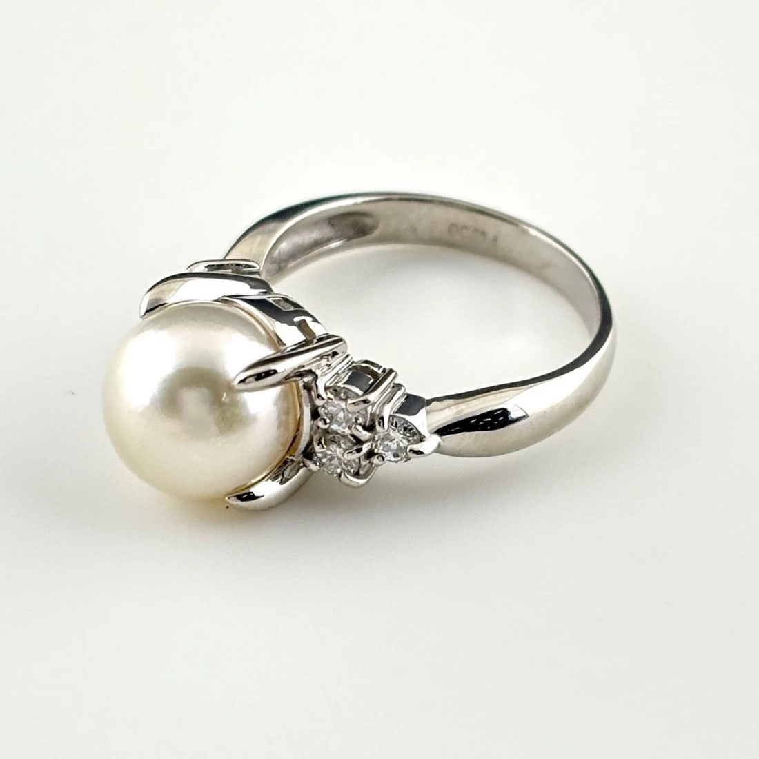PEARL DESIGN RING PLATINUM RING MELEE DIAMOND RING: Pearl Design Ring Platinum Ring Melee Diamond Ring Brand: Unbranded Type: Ring Material: Pt900, Color: none Size: US 6 Accessories: None Accessories Notice: When purchasing pre-owned goods