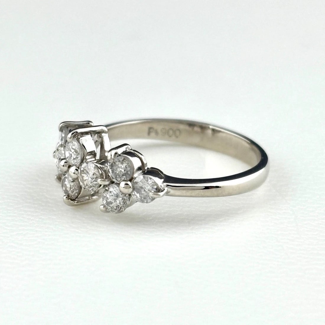 MELEE DIAMOND DESIGN RING PLATINUM PT900: Melee Diamond Design Ring Platinum Pt900 Brand: Unbranded Type: Ring Material: Pt900, Color: Platinum Size: US 6 Accessories: None Accessories Notice: When purchasing pre-owned goods, please refer to