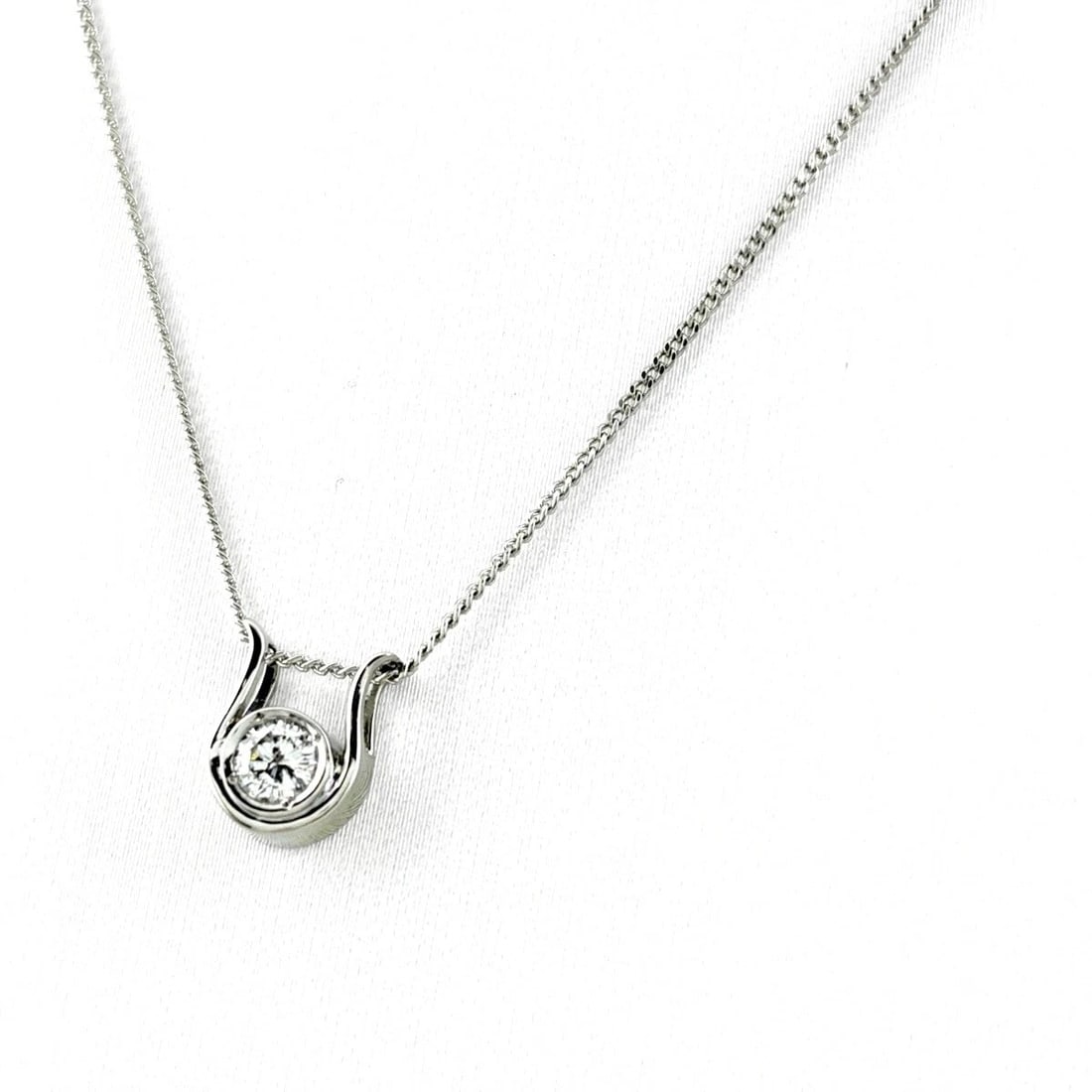 DIAMOND DESIGN NECKLACE PLATINUM PENDANT NECKLACE (1 of 4)