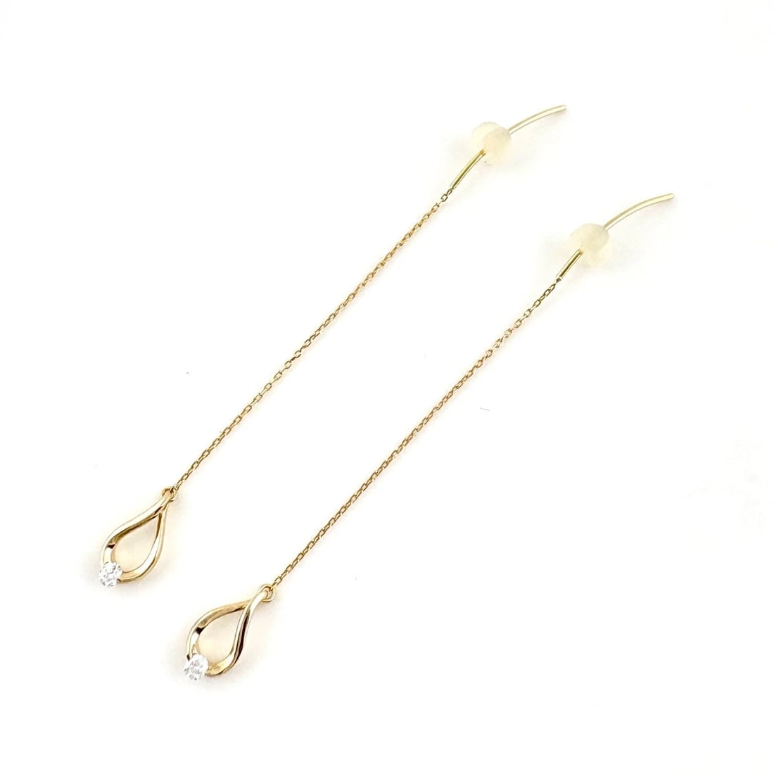 STAR JEWELRY MELEE DIAMOND DESIGN EARRINGS: Star Jewelry Melee Diamond Design Earrings Brand: STAR JEWELRY Type: Earrings Material: 18K YG, Color: YellowGold Size: Motif size: 10.0 x 5.3 mm Maximum value: Chain length: 1.6" Accessories: Non