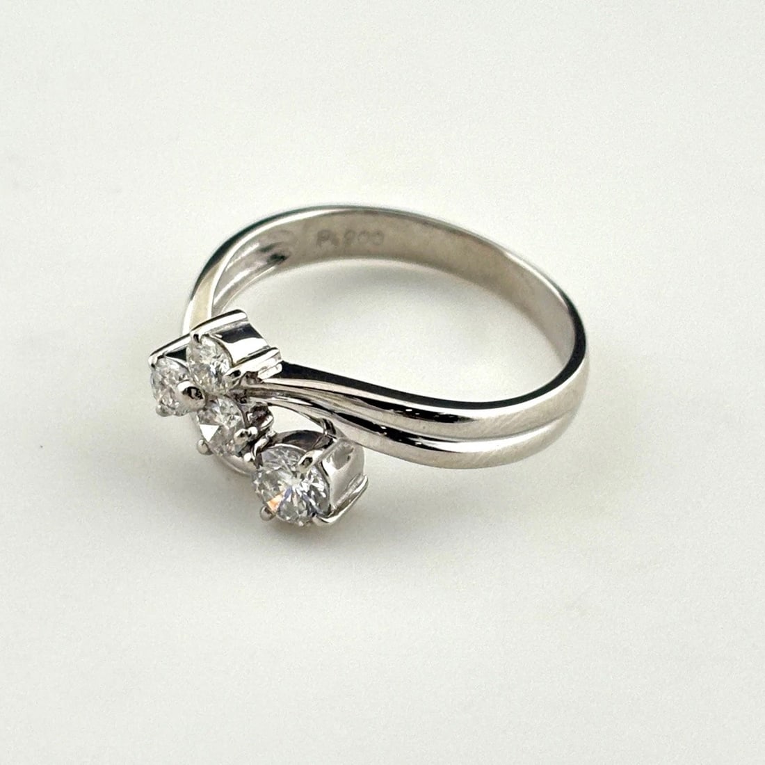 MELEE DIAMOND DESIGN RING PLATINUM PT900: Melee Diamond Design Ring Platinum Pt900 Brand: Unbranded Type: Ring Material: Pt900, Color: Platinum Size: US 6.5 Accessories: None Accessories Notice: When purchasing pre-owned goods, pl