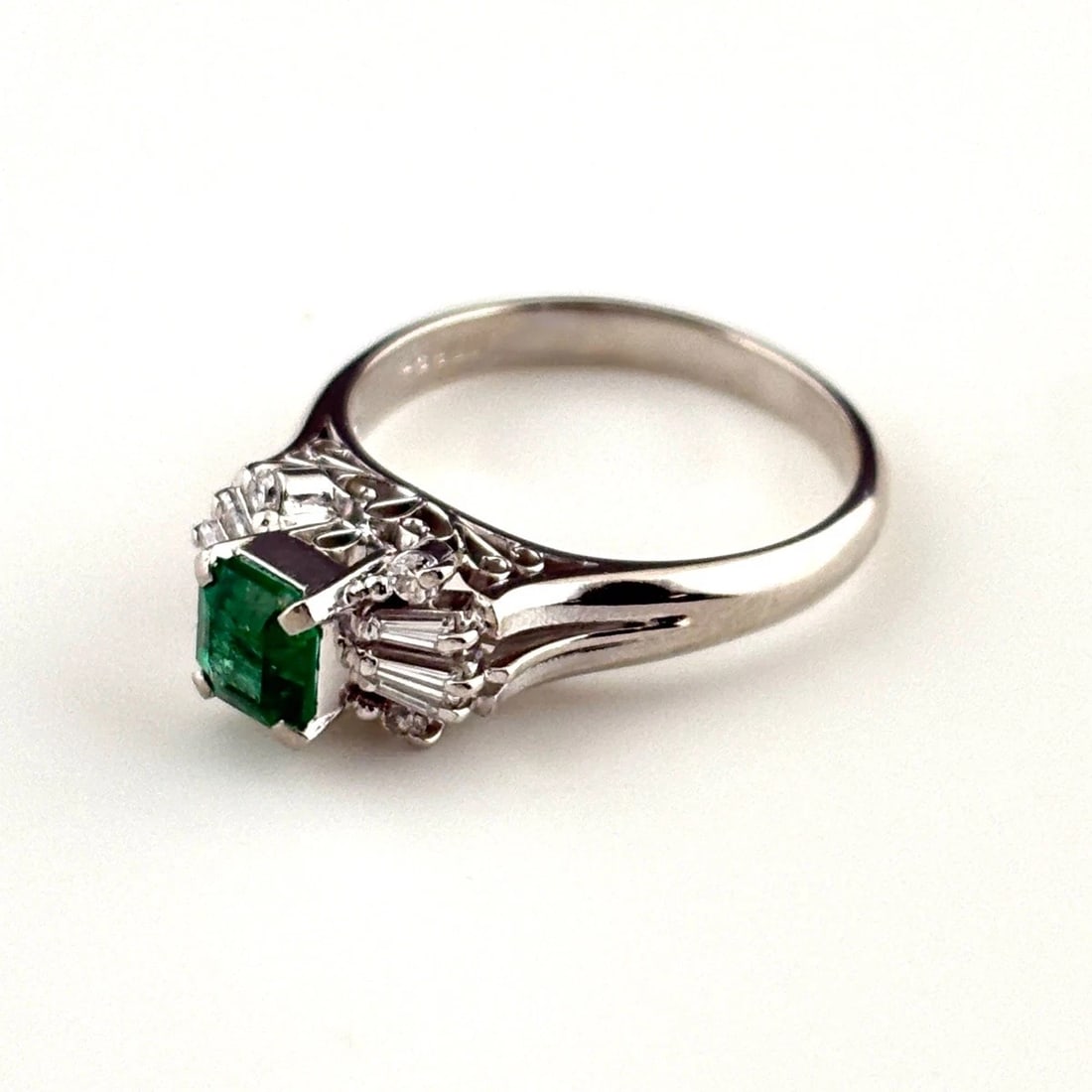 EMERALD DESIGN RING PLATINUM MELEE PT900: Emerald Design Ring Platinum Melee Pt900 Brand: Unbranded Type: Ring Material: Pt900, Main Stone/Creation Emerald Color: Platinum Size: US 4.5 to 5 Accessories: None Accessories Notice: Wh