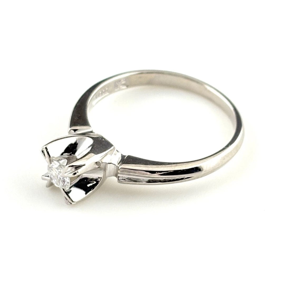 DIAMOND DESIGN RING PLATINUM PT900: Diamond Design Ring Platinum Pt900 Brand: Unbranded Type: Ring Material: Pt900, Color: Platinum Size: US 6.5 to 7 Accessories: None Accessories Notice: When purchasing pre-owned goods, ple
