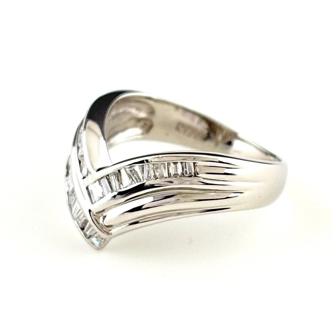 MELEE DIAMOND DESIGN RING PLATINUM PT900: Melee Diamond Design Ring Platinum Pt900 Brand: Unbranded Type: Ring Material: Pt900, Color: Platinum Size: US 5 to 5.5 Accessories: None Accessories Notice: When purchasing pre-owned good