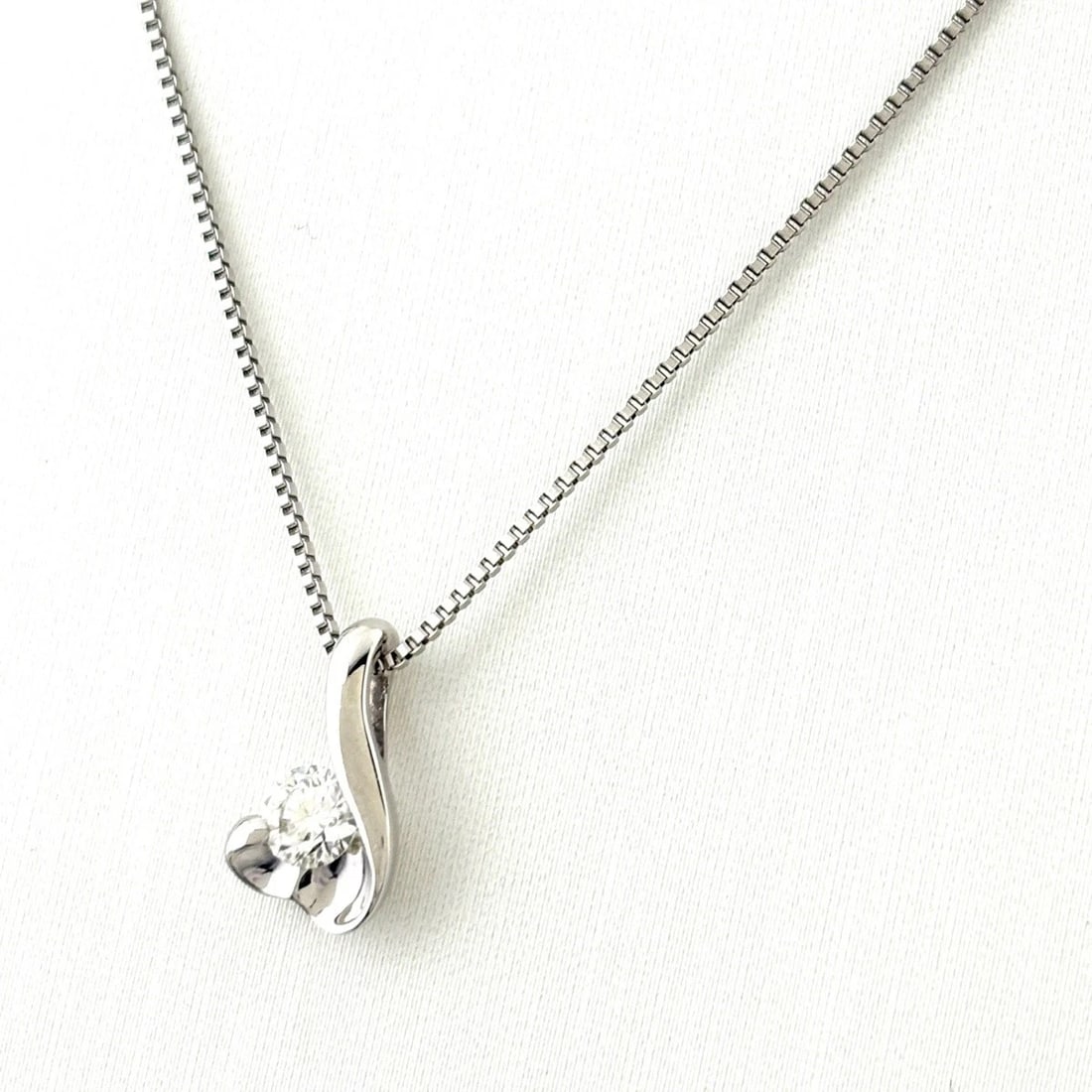 MELEE DIAMOND DESIGN NECKLACE PLATINUM PENDANT NECKLACE: Melee Diamond Design Necklace Platinum Pendant Necklace Brand: Unbranded Type: Necklace Material: Pt900, Color: none Size: Chain / code 40cm(15.7") Chain width 0.5mm(0.0") Pendant size