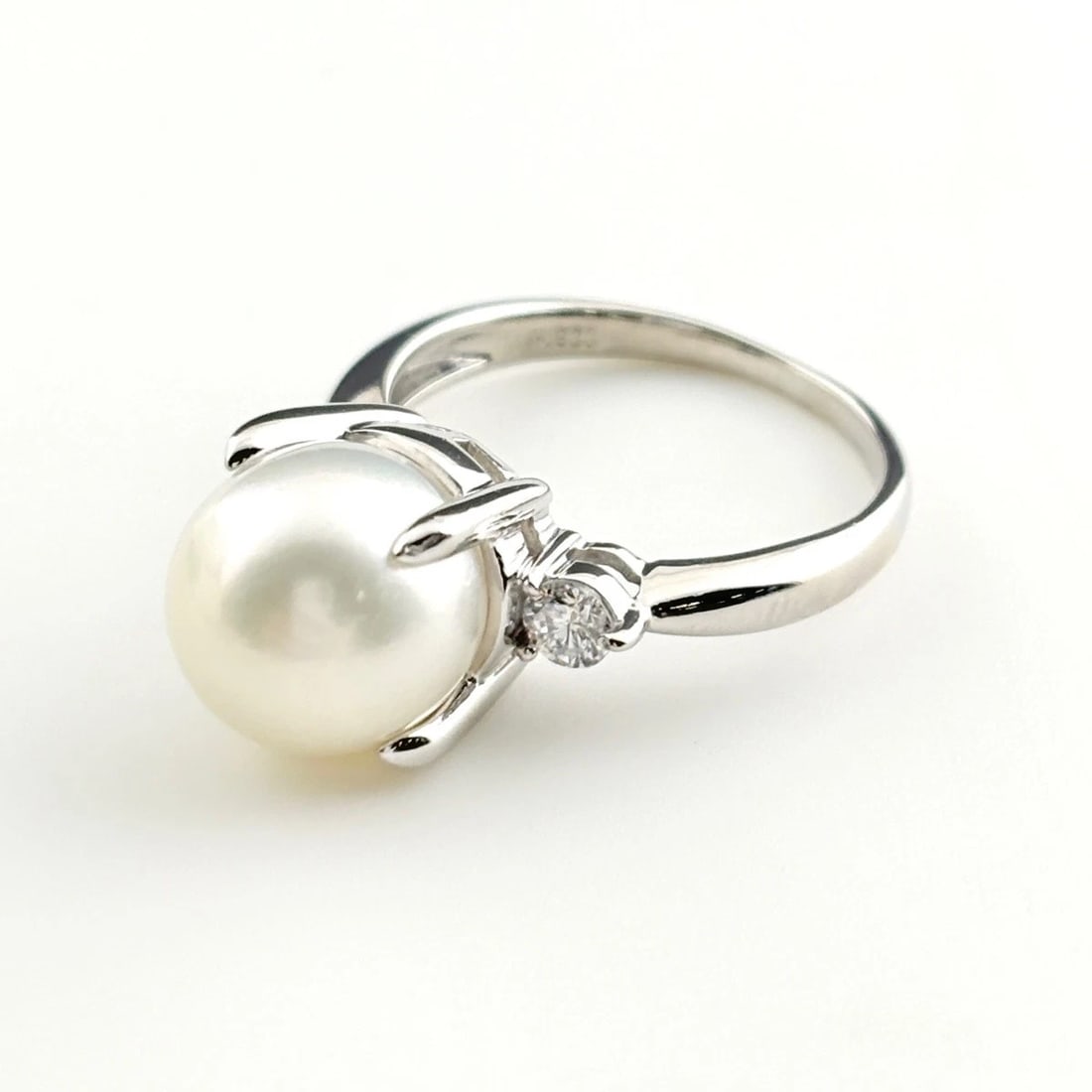 PEARL DESIGN RING PLATINUM MELEE DIAMOND: Pearl Design Ring Platinum Melee Diamond Brand: Unbranded Type: Ring Material: Pt900, Main Stone/Creation Pearl Color: Platinum Size: US 6.5 Accessories: None Accessories Notice: When purchasing