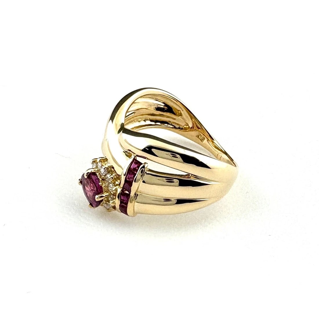 RUBY DESIGN RING YELLOW GOLD MELEE DIAMOND: Ruby Design Ring Yellow Gold Melee Diamond Brand: Unbranded Type: Ring Material: 18K YG, Color: YellowGold Size: US 6.5 to 7 Accessories: None Accessories Notice: When purchasing pre-owned