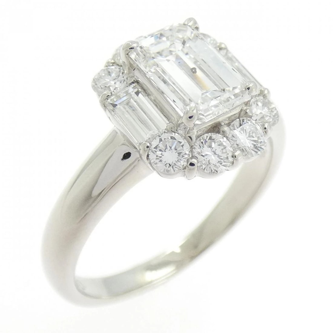 PT900 DIAMOND RING: PT900 Diamond Ring Brand: Unbranded Type: Ring with certificate Material: Platinum900, Color: Platinum Size: US 8.5 Accessories: None Accessories Notice: When purchasing pre-owned goods, p
