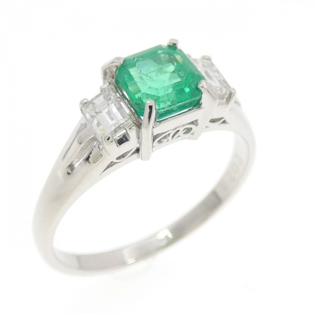 PT900 EMERALD RING: PT900 Emerald Ring Brand: Unbranded Type: Emerald Ring Material: Platinum900, Main Stone/Creation Emerald Secondary Stone Diamond Color: Platinum Size: US 5 3/4 Accessories: None Accessories Notice: