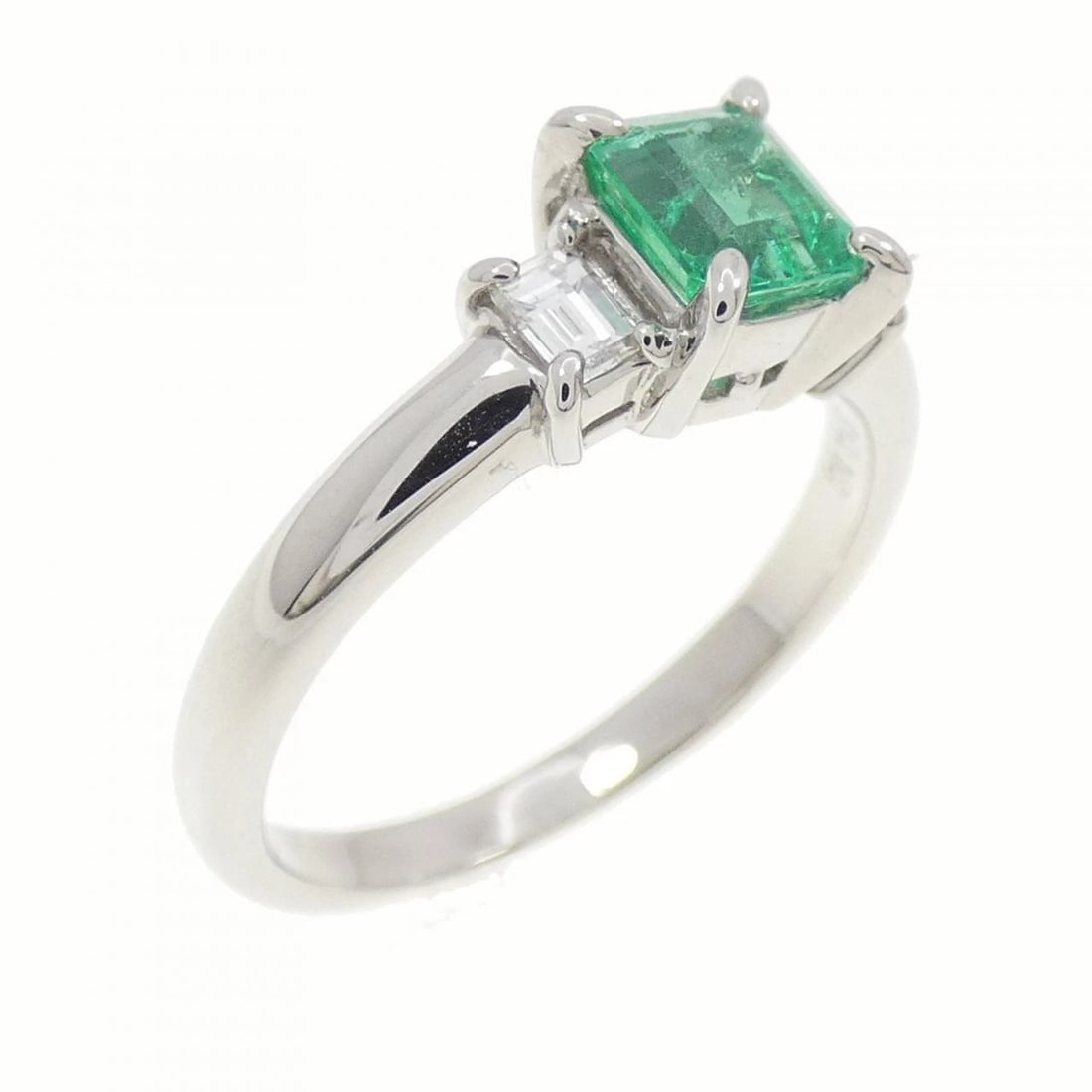 PT900 EMERALD RING: PT900 Emerald Ring Brand: Unbranded Type: Emerald ring Material: Platinum900, Main Stone/Creation Emerald Secondary Stone Diamond Color: Platinum Size: US 5 3/4 Accessories: None Accessories Notice: