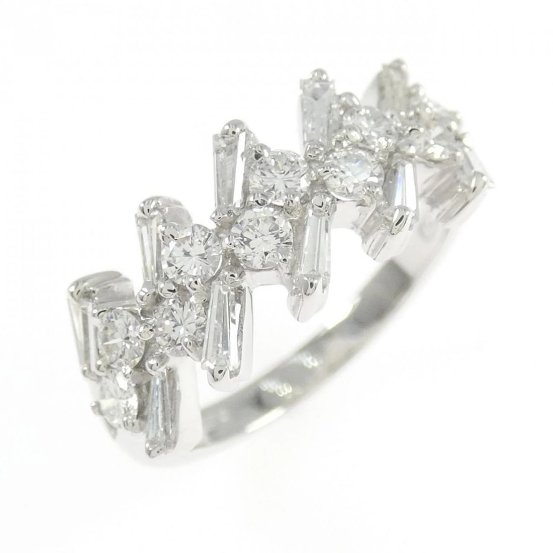 750WG DIAMOND RING: 750WG diamond ring Brand: Unbranded Type: Diamond Ring Material: 750 White Gold, Main Stone/Creation Natural Color: White Gold Size: US 6 1/4 Accessories: None Accessories Notice: When pur