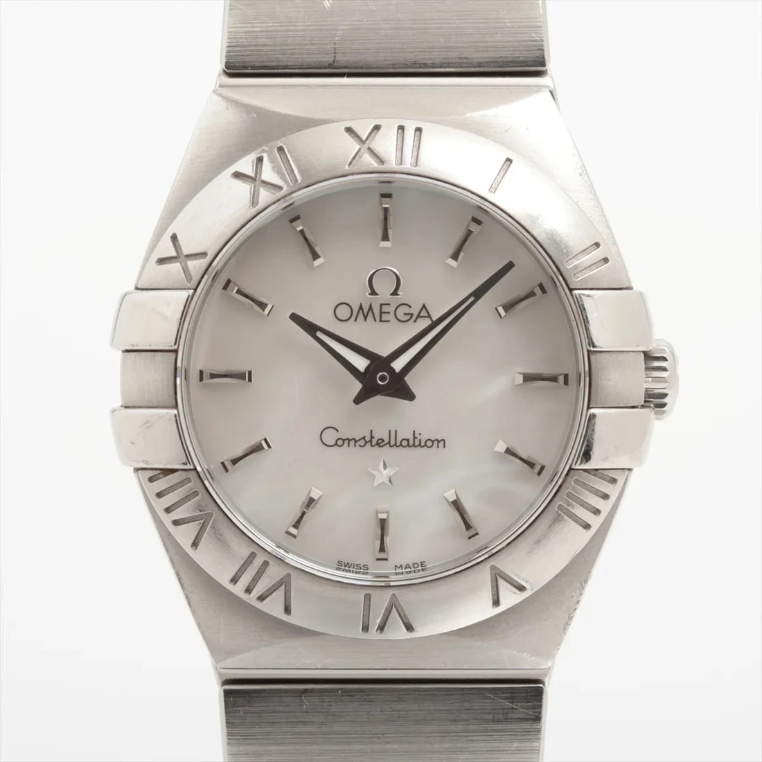 OMEGA CONSTELLATION WHITE SHELL DIAL WATCH: Omega Constellation White Shell Dial Watch Brand: Omega Type: Wristwatch Material: SS Color: Dial Color white Size: Case:W0.8 x H0.8inch / W24 x H24Circumference of Wrist:5.7inch / 14.5 Accessorie