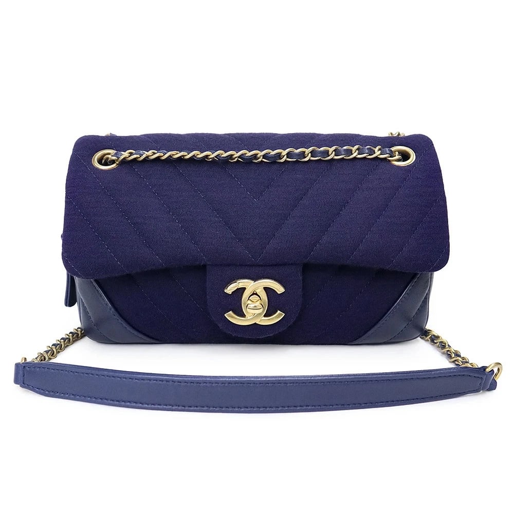 CHANEL CHEVRON V-STITCH JERSEY NAVY: CHANEL Chevron V-Stitch Jersey Navy Brand: CHANEL Type: Handbag Material: Cotton Jersey Color: Navy Size: W: 21cm x H: 13cm x D: 4cm Accessories: None Accessories Notice: When purchasing p