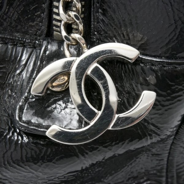 CHANEL CHAIN TOTE BAG LUXURY LINE HANDBAG: Chanel Chain Tote Bag Luxury Line handbag Brand: CHANEL Type: Handbag Material: Patent Leather Color: Black X Silver Size: W: 33cm (width) x H: 17cm (height) x D: 10cm (center main pocket) Accesso