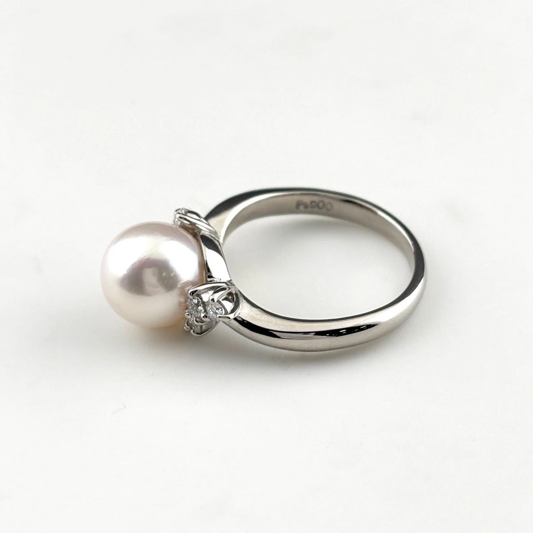 PEARL DESIGN RING PLATINUM MELEE DIAMOND PEARL: Pearl Design Ring Platinum Melee Diamond Pearl Brand: Unbranded Type: Ring Material: Pt900, Color: none Size: US 6.5 Accessories: None Accessories Notice: When purchasing pre-owned goods,