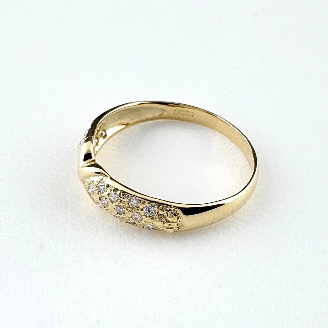 MELEE DIAMOND DESIGN RING YELLOW GOLD: Melee Diamond Design Ring Yellow Gold Brand: Unbranded Type: Ring Material: 18K, Color: YellowGold Size: US 6.5 to 7 Accessories: None Accessories Notice: When purchasing pre-owned goods,