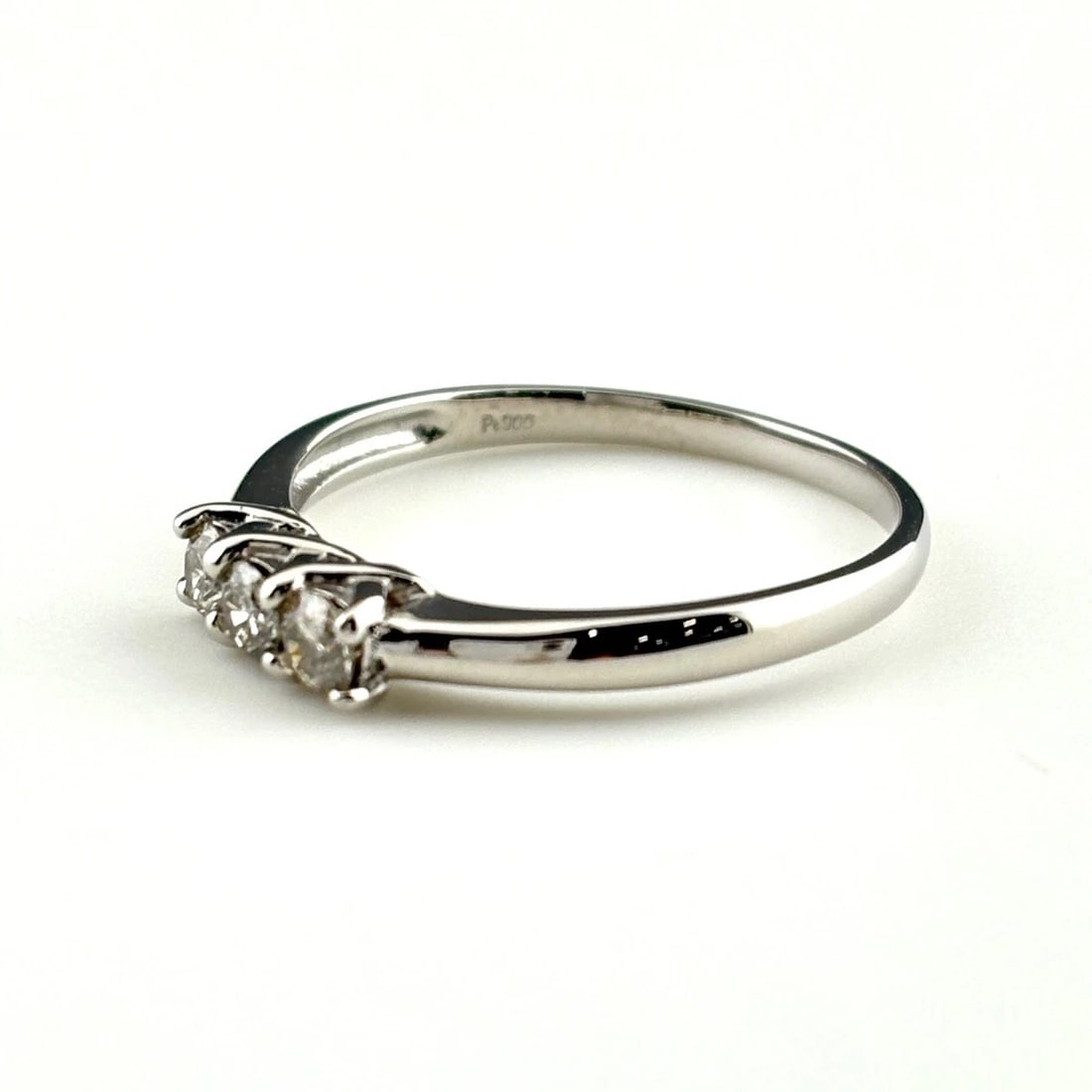 MELEE DIAMOND DESIGN RING PLATINUM PT900: Melee Diamond Design Ring Platinum Pt900 Brand: Unbranded Type: Ring Material: Pt900, Color: Platinum Size: US 8 Accessories: None Accessories Notice: When purchasing pre-owned goods, plea