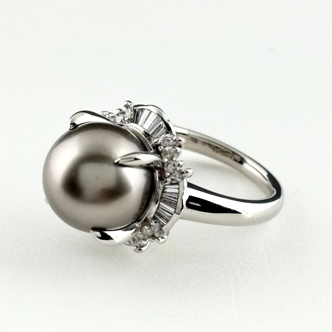 PEARL DESIGN RING PLATINUM RING MELEE DIAMOND PEARL: Pearl Design Ring Platinum Ring Melee Diamond Pearl Brand: Unbranded Type: Ring Material: Pt900, Color: none Size: US 6 to 6.5 Accessories: None Accessories Notice: When purchasing pre-own