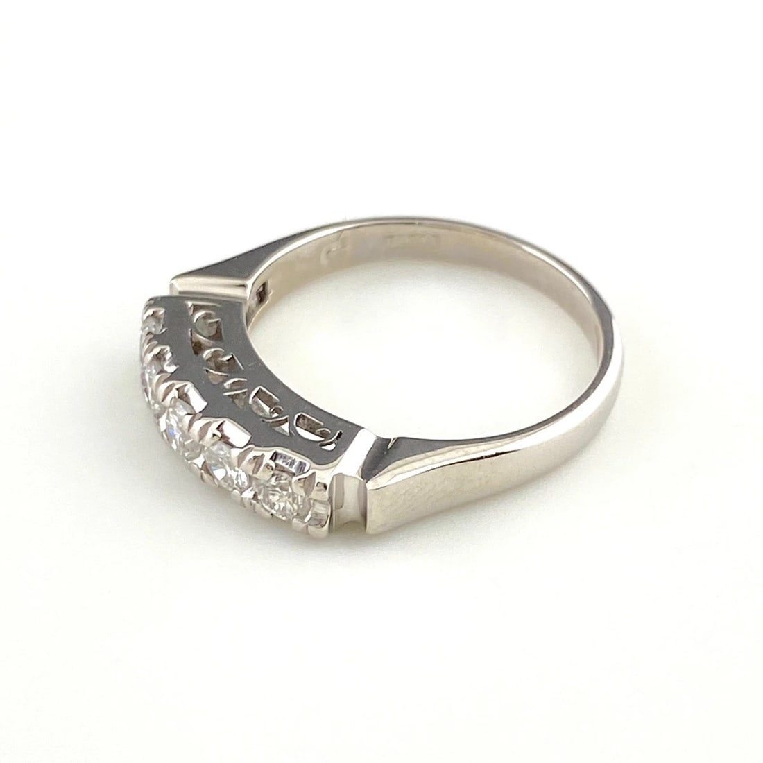 MELEE DIAMOND DESIGN RING PLATINUM PT900: Melee Diamond Design Ring Platinum Pt900 Brand: Unbranded Type: Ring Material: Pt900, Color: Platinum Size: US 6.5 to 7 Accessories: None Accessories Notice: When purchasing pre-owned good