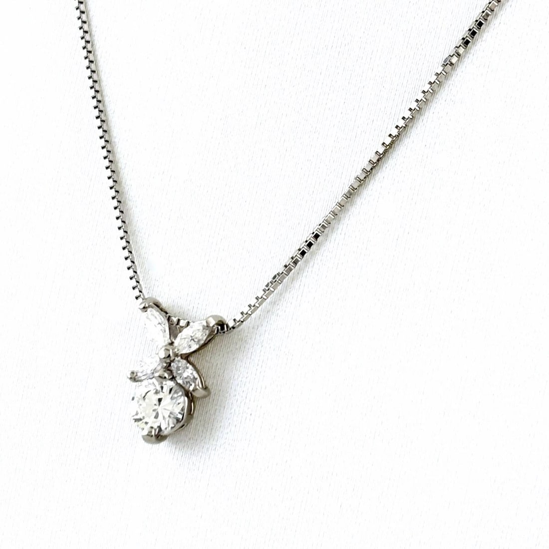 FLOWER MOTIF DESIGN NECKLACE PLATINUM PENDANT DIAMOND: Flower Motif Design Necklace Platinum Pendant Diamond Brand: Unbranded Type: Necklace Material: Pt900, Color: Platinum Size: Chain / code 45cm(17.7") Pendant size 104×6.8mm(4.1") Accessories: None