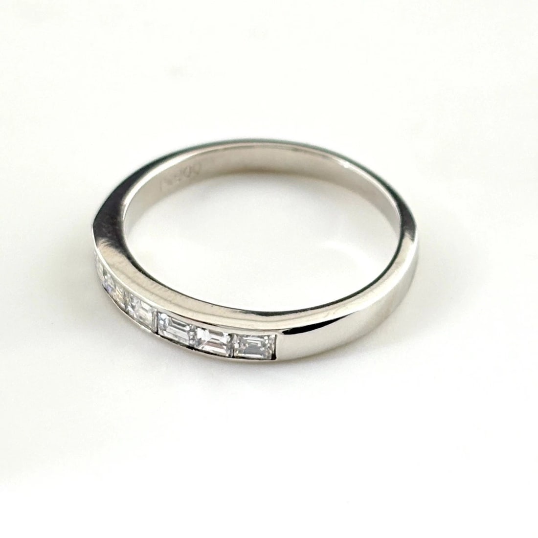 MELEE DIAMOND DESIGN RING PLATINUM PT900: Melee Diamond Design Ring Platinum Pt900 Brand: Unbranded Type: Ring Material: Pt900, Color: Platinum Size: US 6.5 Accessories: None Accessories Notice: When purchasing pre-owned goods, pl