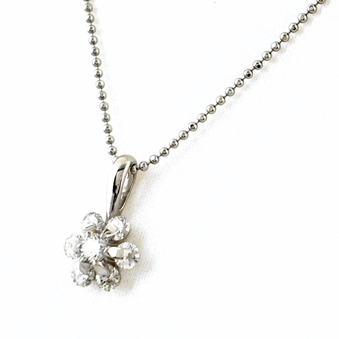 FLOWER MOTIF DESIGN NECKLACE PLATINUM PENDANT MELEE: Flower Motif Design Necklace Platinum Pendant Melee Brand: Unbranded Type: Necklace Material: Pt900, Color: Platinum Size: Chain / code 40cm(15.7") Total length of the pendant head including a bail 14