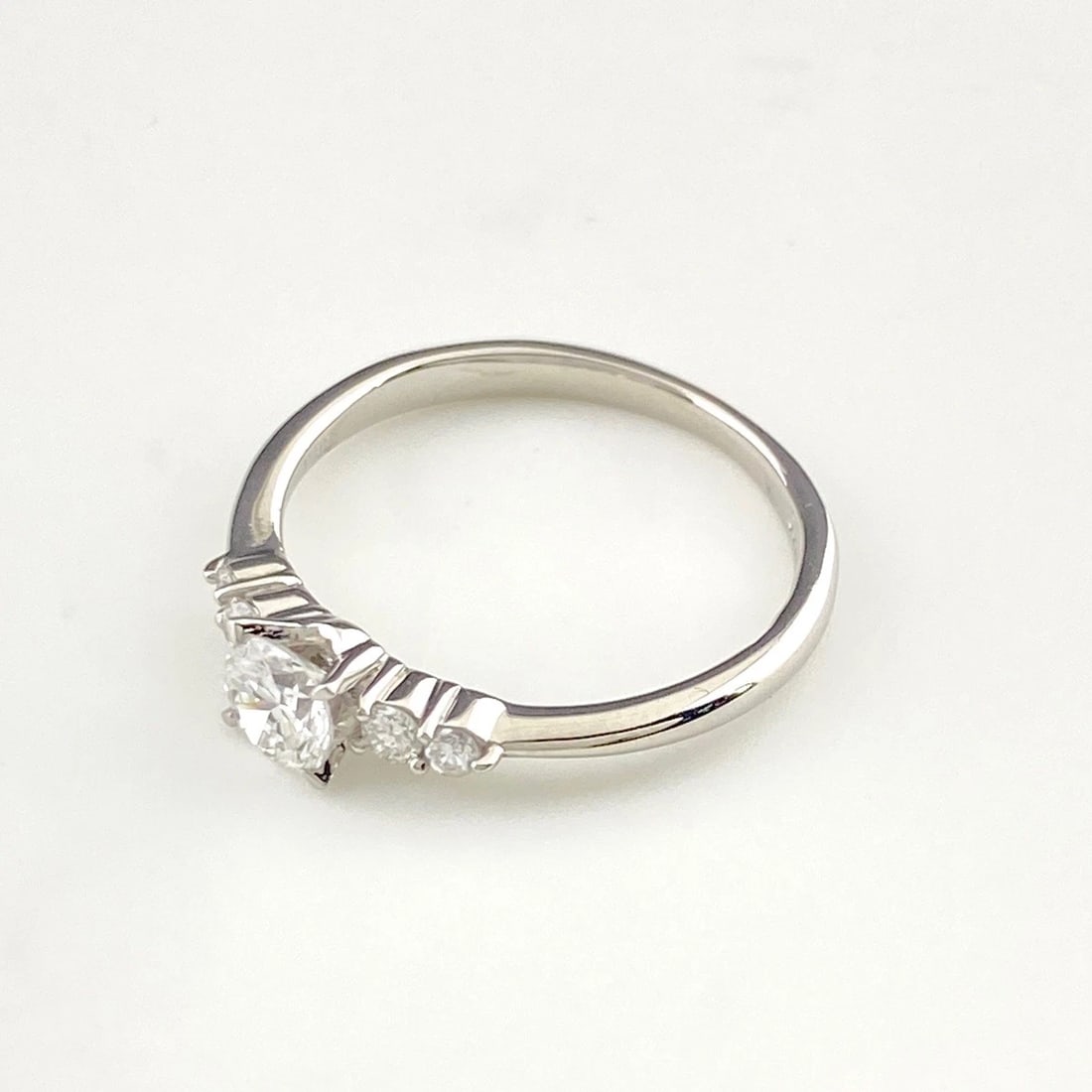 MELEE DIAMOND DESIGN RING PLATINUM PT900: Melee Diamond Design Ring Platinum Pt900 Brand: Unbranded Type: Ring Material: Pt900, Color: Platinum Size: US 5.5 to 6 Accessories: None Accessories Notice: When purchasing pre-owned good