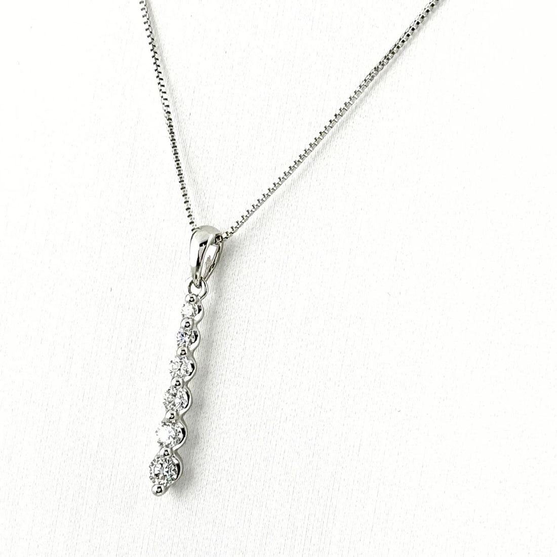 MELEE DIAMOND DESIGN NECKLACE WG WHITEGOLD PENDANT NECKLACE: Melee Diamond Design Necklace Wg Whitegold Pendant Necklace Brand: Unbranded Type: Necklace Material: 18K, Color: WhiteGold Size: Chain / code 40cm(15.7") Total length of the pendant head including a 