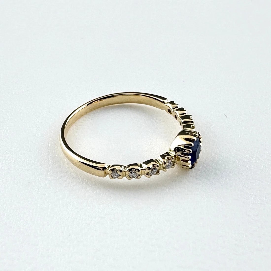 SAPPHIRE DESIGN RING YELLOW GOLD MELEE DIAMOND: Sapphire Design Ring Yellow Gold Melee Diamond Brand: Unbranded Type: Ring Material: 18K, Main Stone/Creation sapphire Color: YellowGold Size: US 5.5 to 6 Accessories: None Accessories Not