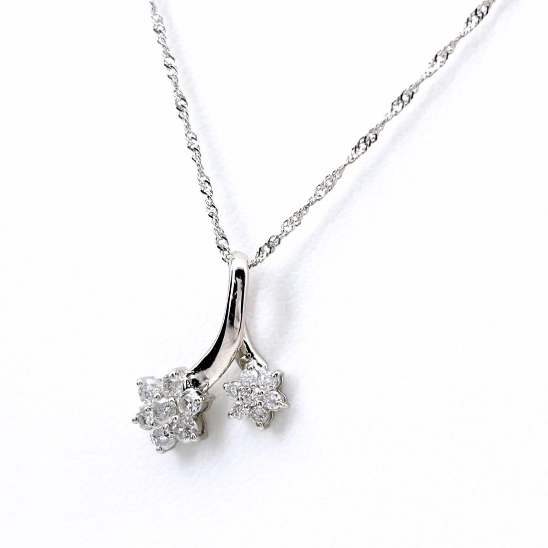 FLOWER MOTIF DESIGN NECKLACE PLATINUM PENDANT FLOWER MELEE: Flower Motif Design Necklace Platinum Pendant Flower Melee Brand: Unbranded Type: Necklace Material: Pt900, Color: Platinum Size: Chain / code 40cm(15.7") Pendant size 18.3×13.7mm(0.7") Accessorie