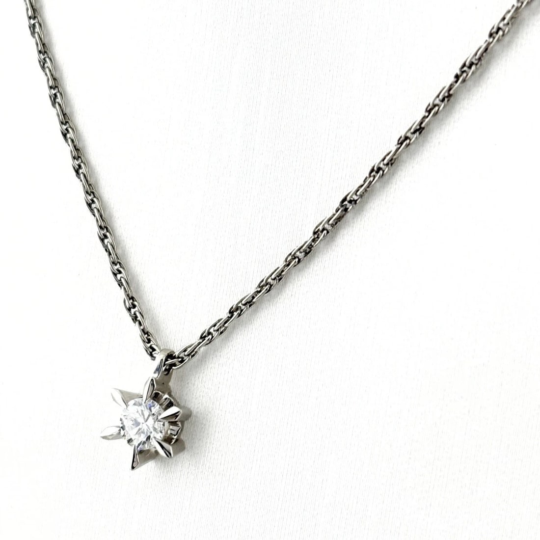 DIAMOND DESIGN NECKLACE PLATINUM PENDANT NECKLACE: Diamond Design Necklace Platinum Pendant Necklace Brand: Unbranded Type: Necklace Material: Pt850, Color: Platinum Size: Chain / code 40cm(15.7") Total length of the pendant head including a bail 9.8�