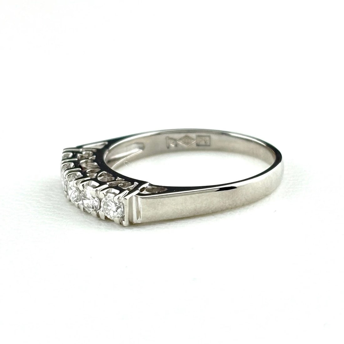 MELEE DIAMOND DESIGN RING PLATINUM PT900: Melee Diamond Design Ring Platinum Pt900 Brand: Unbranded Type: Ring Material: Pt900, Color: Platinum Size: US 6.5 to 7 Accessories: None Accessories Notice: When purchasing pre-owned good