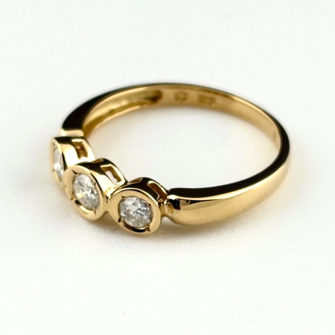 MELEE DIAMOND DESIGN RING YELLOW GOLD: Melee Diamond Design Ring Yellow Gold Brand: Unbranded Type: Ring Material: 18K, Color: YellowGold Size: US 6.5 Accessories: None Accessories Notice: When purchasing pre-owned goods, pleas