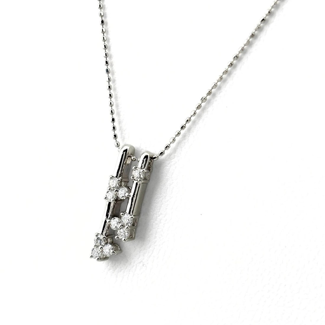 MELEE DIAMOND DESIGN NECKLACE PLATINUM PENDANT NECKLACE: Melee Diamond Design Necklace Platinum Pendant Necklace Brand: Unbranded Type: Necklace Material: Pt900, Color: Platinum Size: Chain / code 45cm(17.7") Pendant size 19.7×6.3mm(0.8") Accessories: N