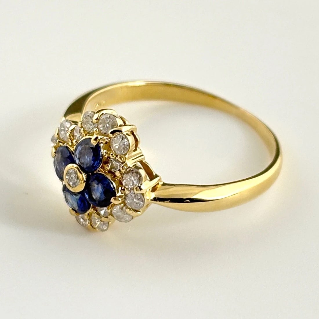 FLOWER MOTIF DESIGN RING YELLOW GOLD RING MELEE DIAMOND: Flower Motif Design Ring Yellow Gold Ring Melee Diamond Brand: Unbranded Type: Ring Material: 18K, Main Stone/Creation sapphire Color: YellowGold Size: US 6.5 to 7 Accessories: None Access