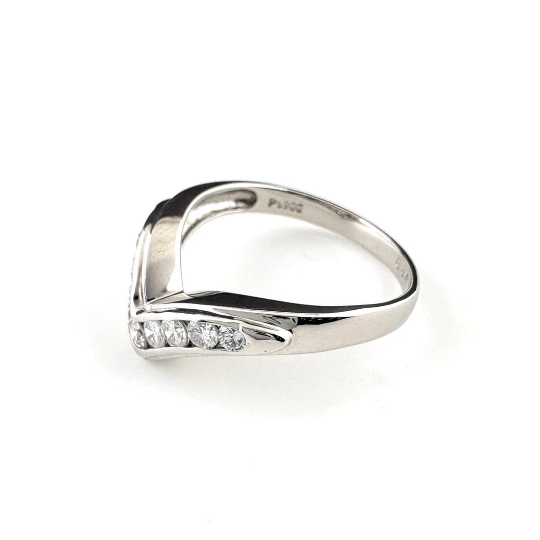 MELEE DIAMOND DESIGN RING PLATINUM PT900: Melee Diamond Design Ring Platinum Pt900 Brand: Unbranded Type: Ring Material: Pt900, Color: Platinum Size: US 6.5 to 7 Accessories: None Accessories Notice: When purchasing pre-owned good